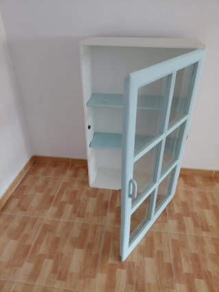 Mueble vitrina madera y cristal