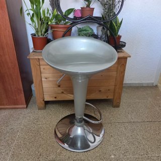 Taburete color plata, estilo moderno