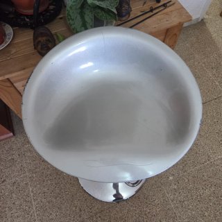 Taburete color plata, estilo moderno
