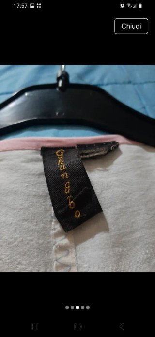 Abito ampio bianco con dettagli rosa