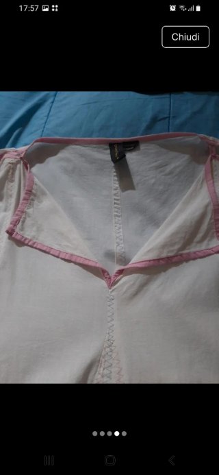 Abito ampio bianco con dettagli rosa