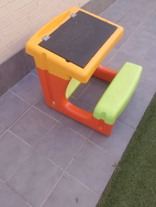 Pupitre infantil con pizarra y asiento