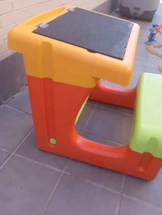 Pupitre infantil con pizarra y asiento