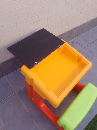 Pupitre infantil con pizarra y asiento