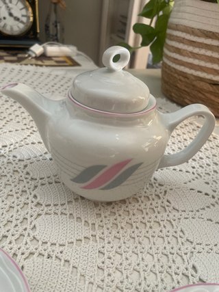 Tetera y 2 tazas de porcelana con platos
