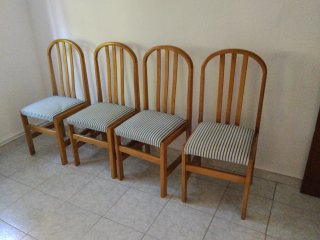 4 Sillas de Madera y Tela