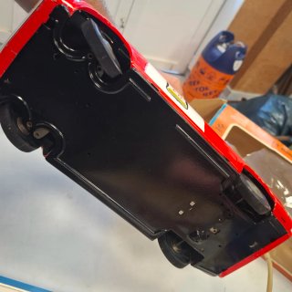 Coche de bomberos de hojalata con mando
