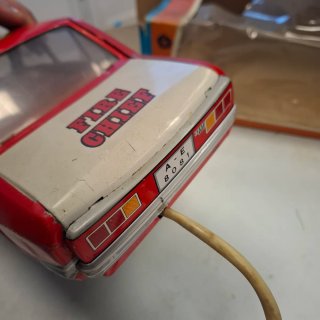 Coche de bomberos de hojalata con mando