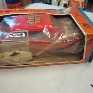 Coche de bomberos de hojalata con mando