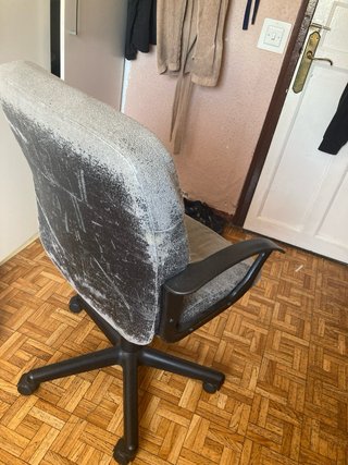 Silla de oficina gris y negra