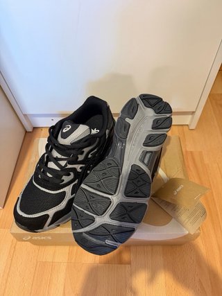 Zapatillas Asics Negras y Grises