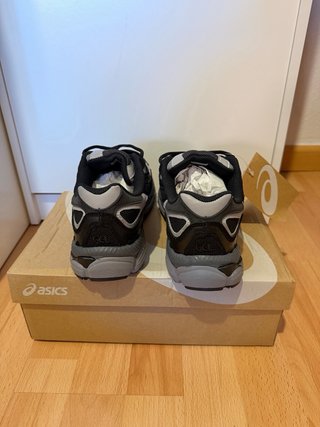 Zapatillas Asics Negras y Grises