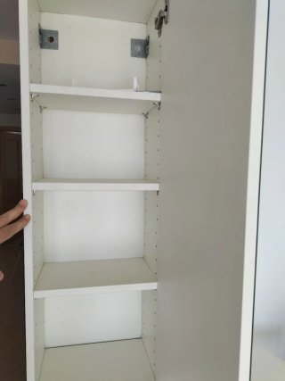 Armario de baño plateado y blanco