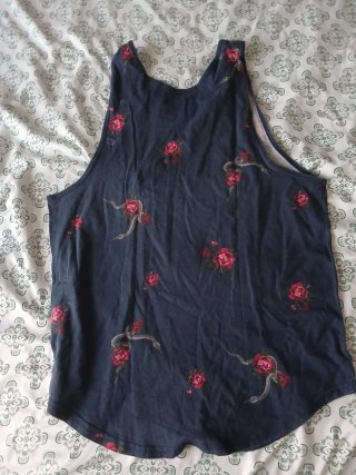 Camiseta sin mangas hombre flores y serpientes