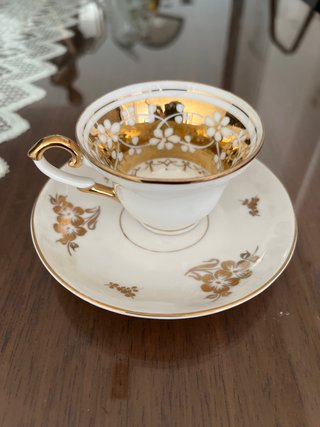 Taza y plato de porcelana dorada