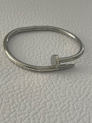 Pulsera de acero con aplicaciones