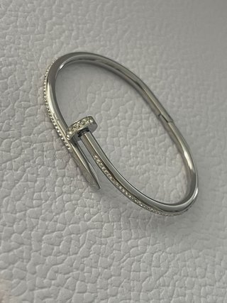 Pulsera de acero con aplicaciones