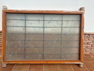 Ventanal con cristal decorado y rejas