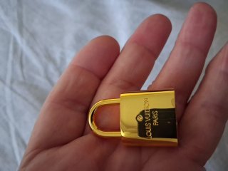 Candado Louis Vuitton Dorado Pequeño