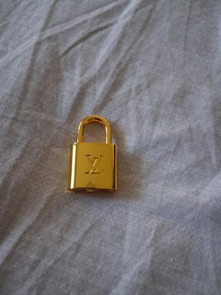 Candado Louis Vuitton Dorado Pequeño