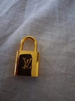 Candado Louis Vuitton Dorado Pequeño