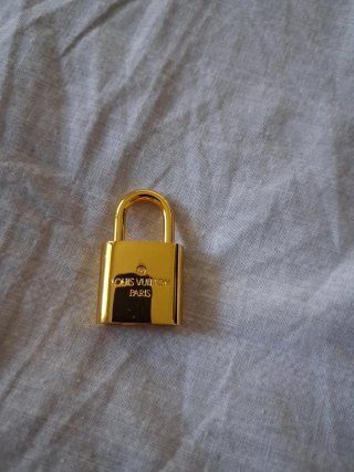 Candado Louis Vuitton Dorado Pequeño