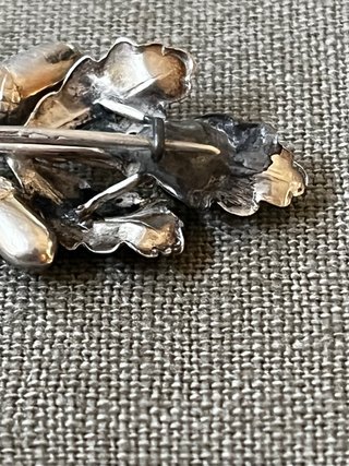 Alfiler antiguo plata bellotas