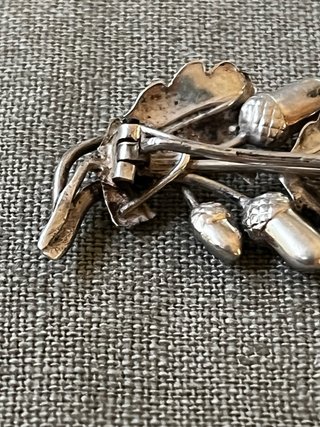 Alfiler antiguo plata bellotas