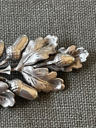 Alfiler antiguo plata bellotas