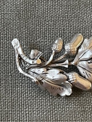 Alfiler antiguo plata bellotas