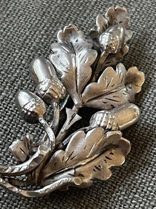 Alfiler antiguo plata bellotas