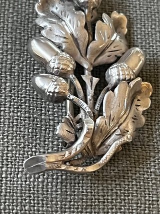 Alfiler antiguo plata bellotas