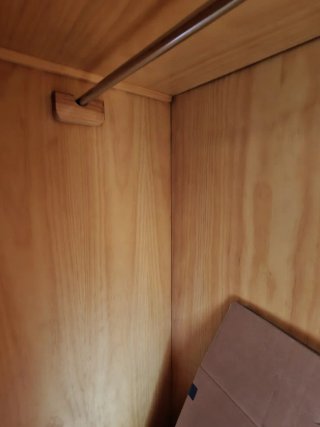 Armario, comoda y mesitas de noche estilo rustico.