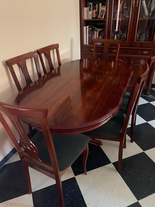 Mesa de comedor, sillas, vitrinas y mesillas