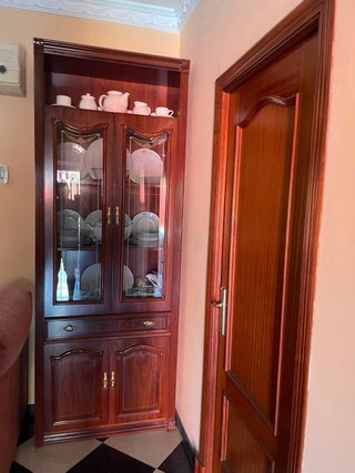 Mesa de comedor, sillas, vitrinas y mesillas