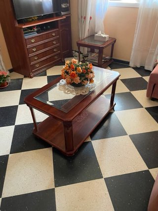 Mesa de comedor, sillas, vitrinas y mesillas