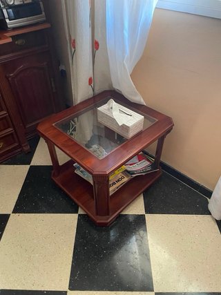 Mesa de comedor, sillas, vitrinas y mesillas