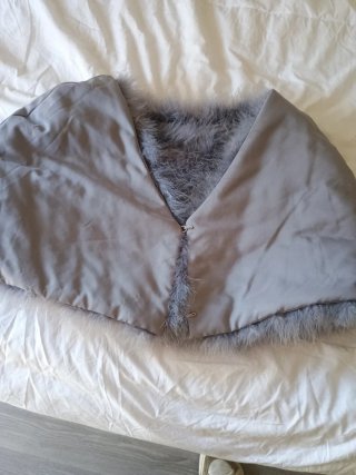 Estola de plumas gris