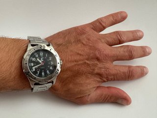 Reloj de pulsera acero inoxidable y esfera negra