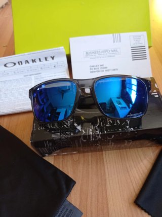 Gafas Oakley grises transparentes y azules