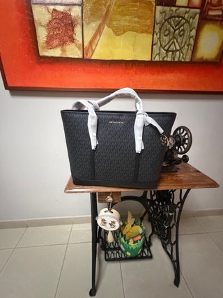 Borsa Michael Kors monogram nera e grigia