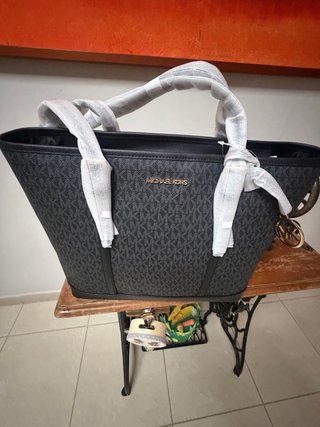 Borsa Michael Kors monogram nera e grigia
