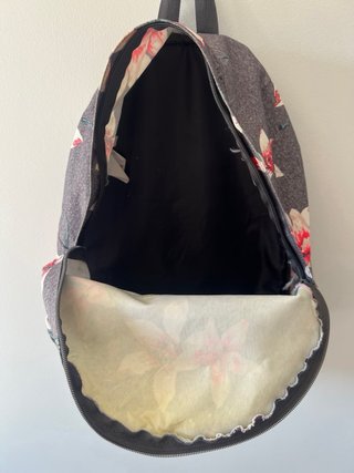 Mochila Roxy floral gris y rosa