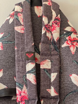 Mochila Roxy floral gris y rosa