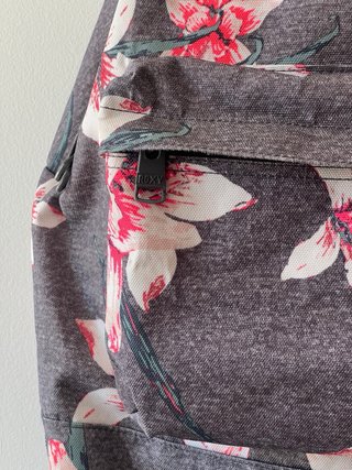 Mochila Roxy floral gris y rosa