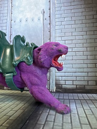 Figura Motu Pantera Morada con Armadura