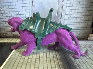 Figura Motu Pantera Morada con Armadura