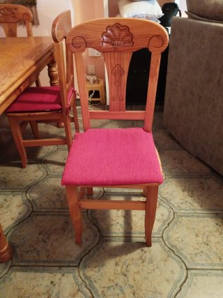 Mesa maciza con 6 sillas de madera