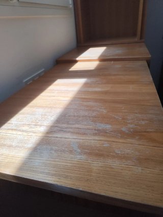 Escritorio y estantería de madera