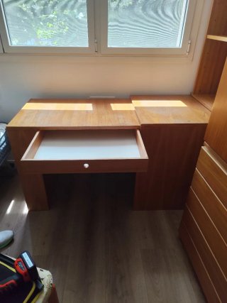 Escritorio y estantería de madera